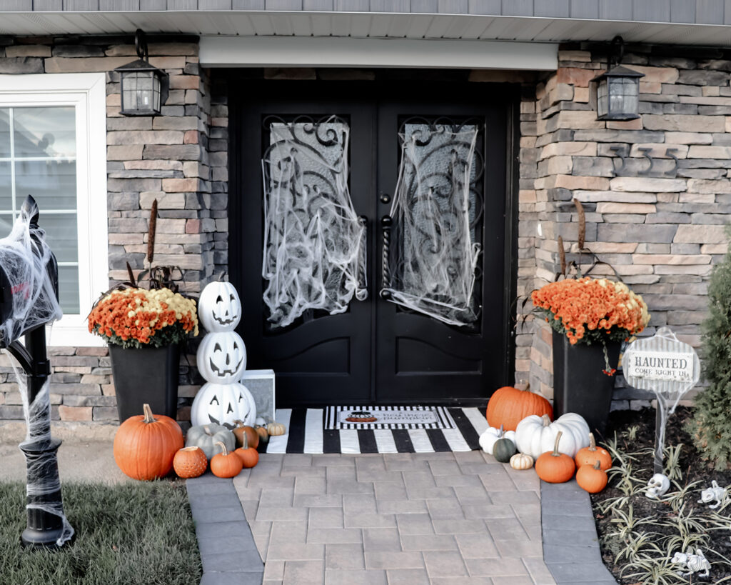 halloween fall decorations front black door pumpkins mums